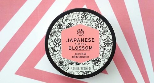 Setelah minggu lalu aku bahas fragrance mist-nya sekarang giliran bahas body cream dari The Body Shop. Body Cream ini  wanginya tahan lama dan melembabkan. Lengkapnya cek di http://www.hellocya.com/review-the-body-shop-japanese-cherry-blossom-body-cream/ 
Atau klik link di bio yahhhh~ 
#thebodyshop #thebodyshopindo #bodycream #beautyblogger #indonesianbeautyblogger #beautybloggerid #indonesianfemalebloggers #bloggerperempuan #makeup #skincare #bodycare #bloggerceria #clozette #clozetteid #clozetter #clozettedaily