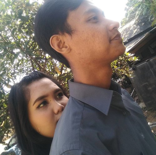 Feeling safe when leaning on your shoulders. 😊 .
.
.
Ps. lagi ngantri kepanasan bawa seserahan. 
#couple #wedding #clozette #clozetteid #selca #selfie