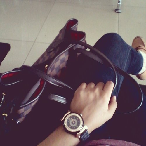 Waiting in lobby university #OOTD #Casual #LVBag #ChannelWatch #ElizabethBoots #MissisipiJeans #ClozetteID #ClozetteDaily