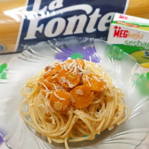 Gak tau mau namain ini spaghetti apa.Any idea?Bahannya cuma saus jamur, oregano, sosis, terus ditumis deh sama spaghetti nya. Mau lebih mantap tambahin cabai iris 🤤.Tapi berhubung masaknya sekalian untuk si kecil jadi gak pakai cabai2 an dah.Yummy ❤❤#clozetteid #momhillbelajarmasak