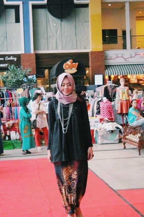 Wearing batik on runway, why nut? #ClozetteID #HOTD #ScarfMagz