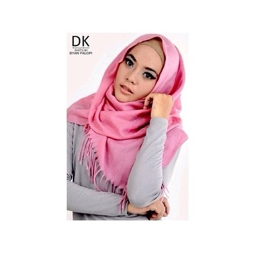 Smookey eyes and pink scarves! Pair it with a skirt for a formal look or a comfy pants for casual look #clozetteID #HOTD #ScarfMagz