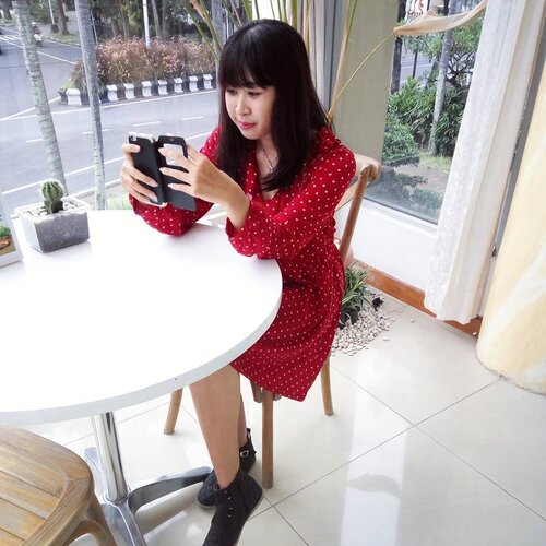 nothing much, just taking selfies
.
📷: @vinaeska
.
.
.
.
.
#potd #polkadot #red #reddress #dress #selfie #candid #clozetteid