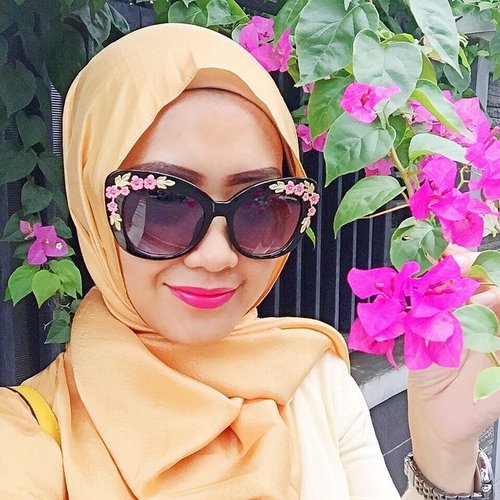 Appreciate the people that make you smile 😊🌸🌺 | Scarf @hijabellove | Glasses @huffeystuff2 #ClozetteId #ElhasbuTravelDiary #Bandung