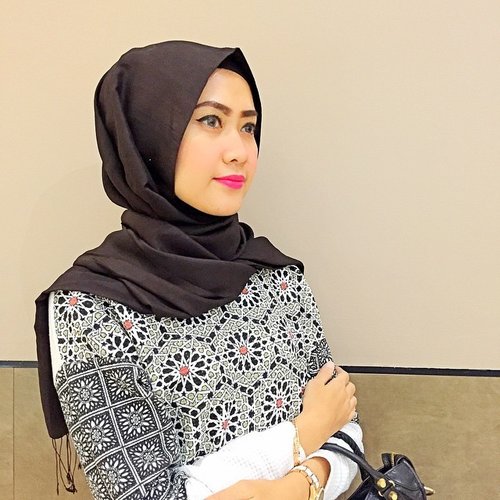 Black & White always looks modern, whatever that word means ⬛️⬜️🔲 INK Scarf @hijabellove from Springfling collections #ClozetteId #ForTheLoveOfHijab