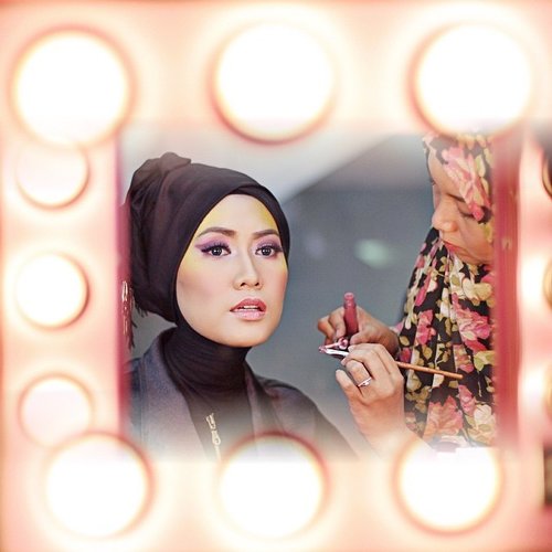 She used words to say nothing at all and she used make up to explain everything. Thank you my dear @fitriyahkafrawi ur hands like a magic 😊 #SimplyRaya #MakeUp #ClozetteId #ElhasbuStyle
