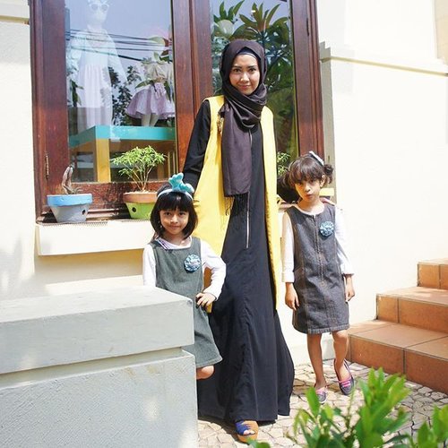 Lunch with my twin at @rumahgandaria 🌸 wearing BlackBaya and Vest by @elhasbu #LuluLoveLife #NexuvaDN24 #ClozetteId #ElhasbuStyle