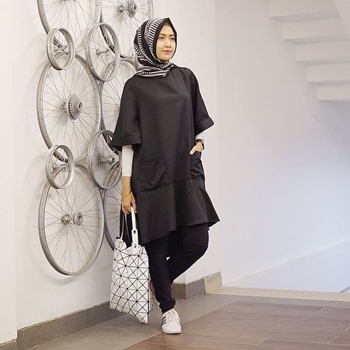 Life is like a piano, the white keys represent happiness and the black shows sadness. But as you go through life's journey, remember that the black keys also make music. ⬛️⬜️ #ElhasbuStyle Keikira Tunic @elhasbu #clozetteid