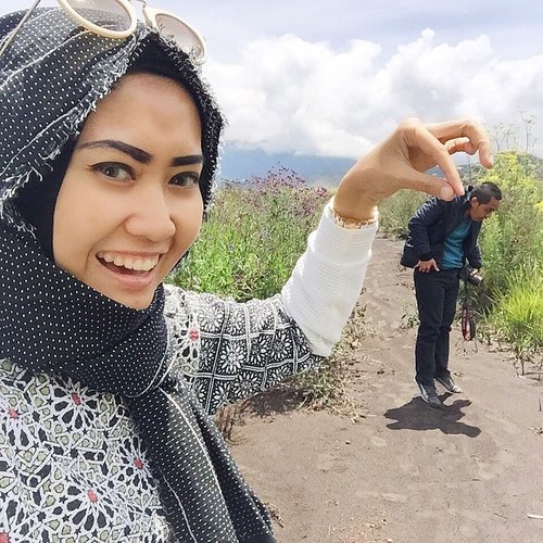 The best feeling of happiness is when you are happy because you've made somebody else happy... 🌸🌸 @wah_yd #ElhasbuTravelDiary #BromoMalang #ClozetteId