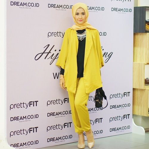 Yesterday at Hijab Styling Workshop with @prettyfit_id and @dreamcoid Thank you so much for having me 😊😊 | I'm wearing new collections from @elhasbu available on 5 colors: Black, Orange, Brown, Green and Yellow. #ElhasbuStyle #LuluAndPrettyfit #PrettyFitxDream #ClozetteId