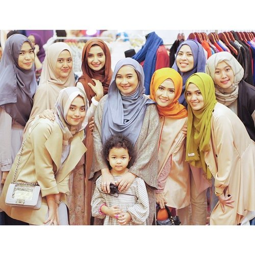 Hijab Day 2015 congratulations acaranya sukses @hijaberscommunityofficial kangen kumpul bareng 30 founder kaya dulu, semoga nanti bisa kumpul reunian lagi 😊😊 #HijabDay2015 #ClozetteId