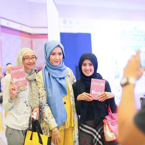 Last night from Ramadhan Fashion Expo 2015. Thanks for coming yaaa teteh teteh cantik 😘 and Thank you Teteh @irnamutiara for inviting me 😊 #BARoleModelBook #ClozetteId
