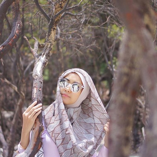 Go ahead !! You never know what could be on the other side🍃 Scarf @vanillahijab Glasses @huffeysunglasses #ElhasbuTravelDiary #ClozetteId