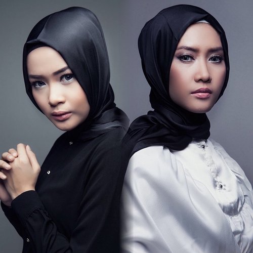 Sister for @elhasbu Black &amp; White 👭💖 | Photo @udaeki | MUA: @wardahbeauty #ClozetteId #ElhasbuStyle