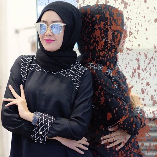 Black is modest and arrogant at the same time. Black is Lazy and Easy but mysterious. But above all black says this: "I don't bother you, don't bother me" 😎 Glasses by @huffeysunglasses | wearing Alka Black Tunic from @elhasbu #ElhasbuStyle #ModèleElhasbu #ClozetteId
