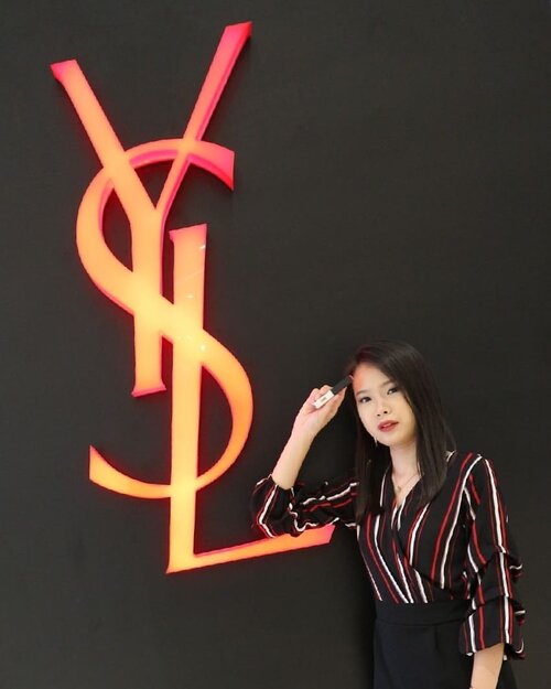 Abis main di pop up storenya @yslbeauty. Disini kalian bisa mencoba berbagai macam produk YSL termasuk lipstick terbarunya 'Rouge Pur Couture The Slim & The Slim Sheer Matte'. Oia pop up storenya cuma sampai tanggal 27 Oktober ya, jadi jangan sampai ketinggalan dan nantikan juga YSL Boutique yang bakalan buka bulan november nanti di @senayancity 🌹.📷: @caroline.kosasi.#DressedInRouge #YSLbeauty #YSLbeautyID @beautynesia.id