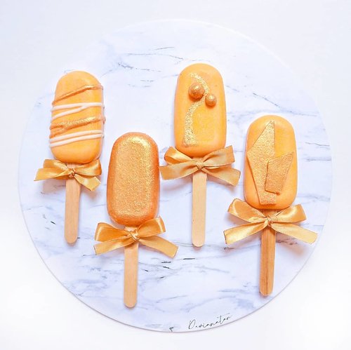 I've been so intrigued by cake popsicles for months and finally decided to make it 🍭..These are basically cake pops shaped like mini ice cream. Unlike the cake pops, which is a mound of cake dipped in frosting and placed on a stick, the cakesicle is basically the same idea. However, instead of a ball, the cake takes the form of a popsicle and is placed a wooden popsicle stick. #cakesicle #cakepopsicle #lusterdust