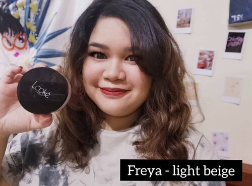 Happy banget abis cobain #holysmoothandblurloosepowder in shade freya. Dan #holylipseries In shade Gaia. Di foto ini, aku hanya pakai 2 produk makeup ini + sedikit blush on di area pipi, tapi tetep terlihat fresh kan?😗. Yang jelas #holysmoothandblurloosepowder nya bikin wajahku oil free seharian 😆. Full review untuk 2 produk ini akan aku publish di blog tanggal 12 July ya 😘. #clozetteid