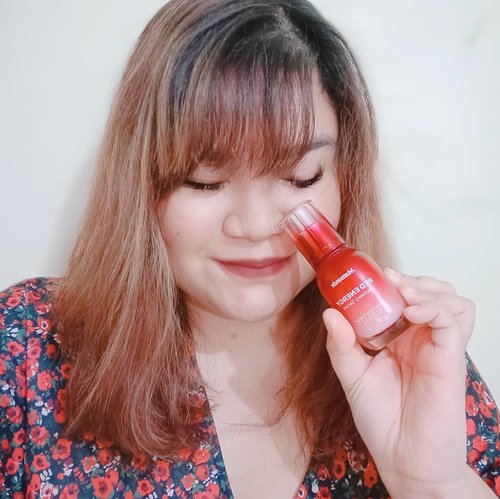 Currently used : Mamonde Red Energy Recovery Serum. I've been using this for few weeks and really love the result! 😘. I will write the full review on my blog this weekend, so stay tune! #ClozetteID #MamondeIndonesia #RedEnergyRecoverySerum #MamondeXClozetteIDReview