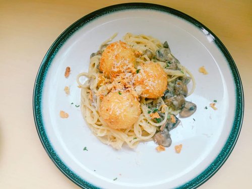Pasta favoritku creamy mushroom pake garlic 😍😍 + biterballennya enak. Isinya keju meleleh + trus ada smoked beef nya juga #droolclub . Apalagi dimakan waktu masih hangat 😗😗. ·
·
#buzzfeedfood

#feedfeed

#thefeedfeed

#huffposttaste

#foodprnshare

#droolclub

#f52gram

#thekitchn

#sweetmagazine

#tastespotting

#forkfeed

#foodgawker

#kitchenbowl

#bhgfood

#buzzfeast

#foodgasm

#mouthgasm

#Clozetteid