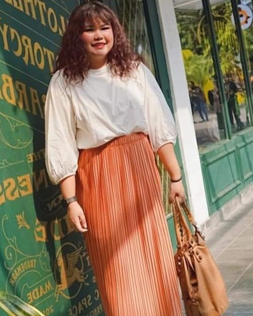 Golden hour 🌞 #Clozetteid #ootdindo #ootdmagazine #ootdfashion #ootdfash #outfitoftheday #lookoftheday #fashion #fashiongram #clothes #wiw #outfitpost #ootd #todaysoutfit #fashiondiaries  #fashionblogger  #outfitoftheday  #fashionista  #streetstyle #curlyhair #curlyhairstyles #curlynaturalhair