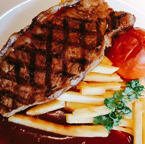 Ikea's striploin steak with french fries, baked tomato and bbq sauce #Clozetteid #foodie #foodstagram #foodgawker  #kulinerjakarta #foodporn #foodstagram  #foodgasm #mouthgasm  #food52 #foodtruck #foodpic #jktgo #manualjkt #jakartafoodbang #jktfoodbang  #jktfood  #tasyaeats #foodphotography #tasyaeats #eggporn #foodporn #foodgasm #mouthgasm