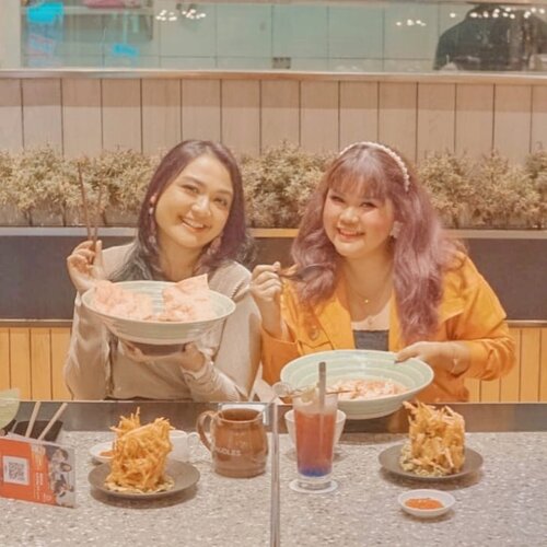 Jadi kemaren tuh udah bercita-cita dan berencana masukin foto ini di ig feed carousel. Eh terus gue lupa. Untung ga dimusuhin @budiartiannisa 😂😂😂🤣 #Clozetteid #MyNudles #EnakanPunyaGua #NudlesSenayanCity #foodie #foodstagram #foodgawker  #kulinerjakarta #foodporn #foodstagram  #foodgasm #mouthgasm #foodphotography #food52 #foodtruck #foodpic #jktgo #manualjkt #jakartafoodbang #jktfoodbang  #jktfood  #tasyaeats