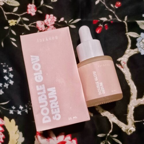 Sedang dipakai dikulit wajahku :@jarkeen_ double glow serum@jarkeen_ UV tinted booster As u guys know, i love skincare esp serum so much. Gatau kenapa sih tapi kalo muka aku dipakein serum jadinya kulitnya lebih bagus aja dan nyaman rasanya dibanding pake pelembab. Mungkin karena jenis kulit aku kombinasi di bagian T-zone, tapi cenderung kering di bagian wajah yang lain ya 😁.Jadi aku memang punya beberapa serum yang aku sering kombinasikan untuk dipakai di wajah. Salah satunya adalah serum dari jarkeen. Kalau sebelumnya aku udah cobain porecelain skin serum, skrg aku cobain double glow serum. Bedanya adalah kalo pake porecelain skin ini jadi bikin wajah kelihatan kenceng kaya abis perawatan facial hehe.So far reaksi produk2 dari Jarkeen diwajahku bagus, termasuk untuk UV Tinted Boosternya yang melembabkan, tapi nggak bikin wajah berminyak dan nggak meninggalkan white cast 😁.Total purchase aku untuk pembelian 2 produk ini 417rb termasuk ongkos kirim, but it's definitely worth the price. Untuk next purchase, i'd like to buy their facial wash, glow serum and hydrofacetamin water. And.. Soon i will review the complete products on my blog! 😁 #clozetteid