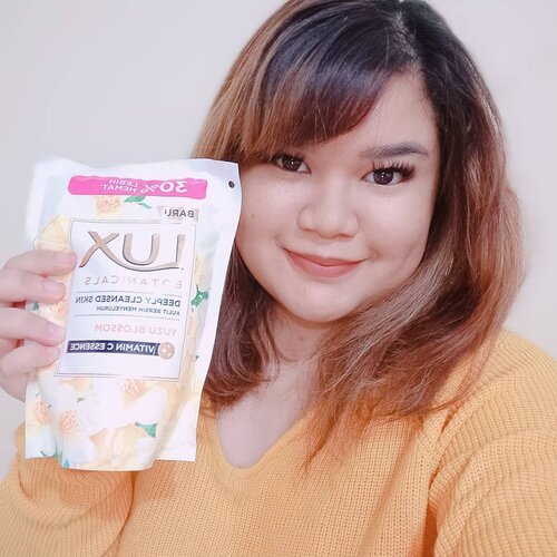 Masih belum bisa move on dari sabun Lux Botanical yang mengandung Yuzu Blossom dan vitamin C.  Dengan kombinasi vitamin c essence dan yuzu blossom, Badan jadi makin lembab dan juga cerah. Secerah sweater yang aku pakai hari ini 😋. nggak takut lagi deh kena panas dan polusi karena seharian terlindungi!  #LUXBotanicalsXClozetteID #luxbotanicals #ClozetteID #LetsGlowWithLUX