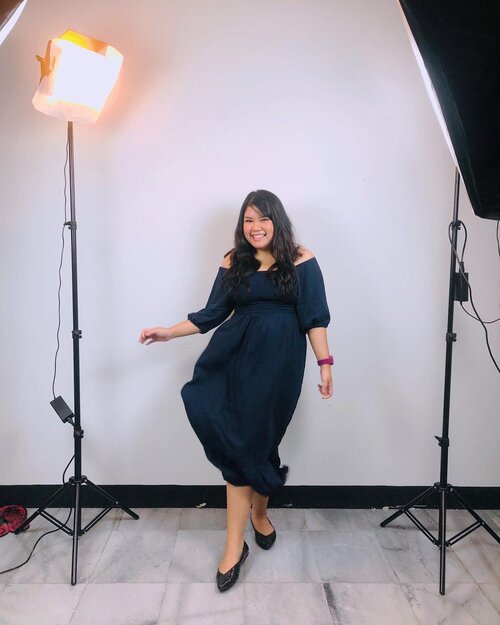 Sejenis BTS photoshoot ceritanya-- dari mulai jaim sampe sekrupnya longgar 🤣👻 . Dress by @mapleyourday . Saking pewenya sampe punya 2 warna dengan model yang sama, navy sama pink. Bahannya super adem dan cuttingnya flowy and modest cocok buat daily and semi formal depend on how you style it 😗👌 #clozetteid