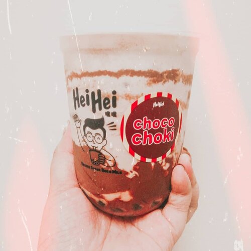 I'm not going to make Tasya-Boba-Series Hashtags because I'm not an avid boba lover. I basically only drink boba 1-2 times in a month 😌, but i drink coffee everyday LOL°°Tapi... kalo ada boba yang rasanya unik kaya rasa permen susu (white rabbit) atau kaya yang difoto ini, rasa CHOKI CHOKI dari @heihei_id tentunya aku wajib cobain! Karena, siapa disini yang nggak suka choki-choki?? 😂.°°Rasanya tentunya didominasi coklat, soalnya ini chocolate based, tapi ngga menutupi rasa choki choki nya kok. Boba nya juga chewy dan enak. Ditambah. Choki choki nya berlimpah ruah. Enak bangeeet pokonya 🐱🐈🔥.°°Harganya standar harga minuman boba Rp. 28,000, porsinya juga medium jadi nggak terlalu kecil juga 💕. #boba #bobamilktea #clozetteid #chokichoki