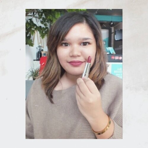 #Throwback picture! kinda miss my hair color here tbh 🙄 but definitely not the haircut! 🙅.
·
·
Wearing @maybelline the powder matte lipstick in Honey Cherry (yang udah lama ga dipake karena kayanya keselip dimana gitu) 💓🙄. Photo taken by @ratnasaripujiastuti 📷 .
·
·
#Maybelline #maybellineindonesia #maybellineid #maybellinenewyork #maybellinethepowdermattes #makeup #instamakeup #cosmetic #cosmetics #eyes #eyebrows #lashes #lash #beauty #beautiful #clozette #clozetteid #makeup #beauty #makeupaddict  #motd  #makeuplover  #wakeupandmakeup  #beautyblogger  #lips  #tasyatheoutfitrepeater #TasyaMakeupPreference