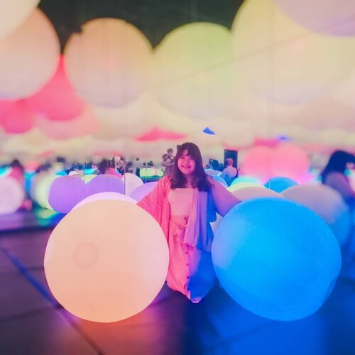 Aku dan balon(atau bola??) kuu 💕😍 #futureparkjakarta #teamlab #teamlabjakarta #art #artexhibition #clozetteid #digitalart #digitalartist