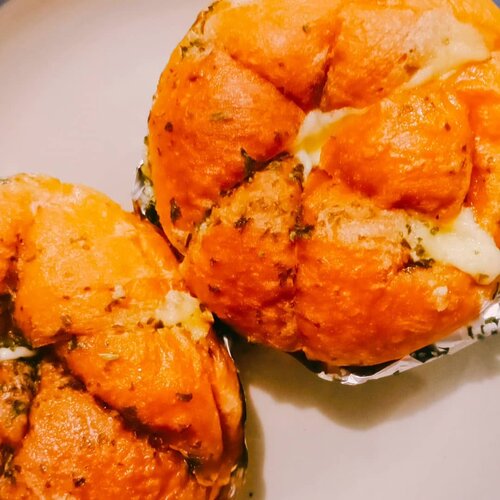 #tasyaeats :Akhirnyaa cobain juga korean garlic cheese bread 😍. Kebetulan yg ini sesuai ekspektasi :1. Rotinya ngga manis. Cenderung plain tp masih ada gurihnya Dari segi ukuran, Rotinya ngga terlalu besar ukurannya, jadi cocoknya buat ngemil.2. Keju berlimpah ruah dan melt 😘😍🥰3. Tekstur rotinya ya kaya roti pada umumnya. Bukan tipikal yg crisp kaya italian garlic bread Se box isi 4 harganya 60rb 😁😌 @momomaru.jkt#clozetteid #koreangarlicbread #koreangarliccheese