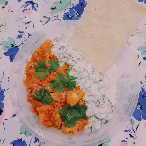 Ayam jalur sutera a.k.a chicken tikka masala from @nataku_id . Sama kaya sapi tarik morocconya, ini juga rasanya enak 😍. Bumbu dari ayamnya ngga setajam bumbu tikka masala kaya di resto india, tapi pasti karena menyesuaikan sm lidah indonesia sih, kan ga semua bisa tahan makan herbs masakan india yang lumayan "kenceng" ya 😁 (tapi ini bedanya tipis kok), walaupun klo aku ya doyan2 aja LOL. Oia potongan ayamnya gede- gede, porsi nasi juga banyak. Saladnya timunnya juga seger banget, dressingnya ngga too much 😍. Compliment each other lah. Pluss dikasi daun ketumbar juga buat nambah rasa segernyaa. Ada tambahan sambal bawang, tapi buat aku udah cukup pedesnya tanpa sambel ini 😗. Harganya juga terjangkau, 30Rb lagi promo 😁 #HappyTummyHappyMe 😂 #clozetteid