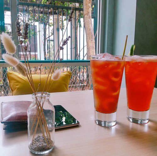 Thai Iced Lime Tea &  Lemon Grass Ice Tea 😍.
·
·
#buzzfeedfood

#feedfeed

#thefeedfeed

#huffposttaste

#foodprnshare

#droolclub

#f52gram

#thekitchn

#sweetmagazine

#tastespotting

#forkfeed

#foodgawker

#kitchenbowl

#Clozetteid

#foodporn 
#foodgasm

#mouthgasm

#tasyaeats