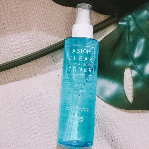 Beberapa hari yang lalu dikirimin produk ini sama @hicharis_official . Jadi ini adalah produk Toner, yang bisa buat wajah dan badan. Sesuai sama namanya, produk toner dari A Stop ini bagus buat menghilangkan jerawat. Cuma, berhubung aku lagi hamil jadi aku cuma pakai di bagian punggung yang berjerawat aja. Caranya juga gampang, tinggal di semprot 1-2x udah tercover semua. Kebetulan aku juga lumayan sering kena backne (back acne), jadi kalo emang beneran berfungsi buat hilangin backne aku, aku bakal update lebin lanjut ya! Dan.. Produk ini bisa kalian beli di Charis Shop aku : https://hicharis.net/tasyanandya dengan harga 254.000 (disc from 295.000). Link nya akan aku taro di Bio ya 😁. #CHARIS #CHARISCELEB #astopcleartoner #clozetteid