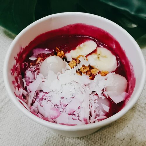 Koko bowl with dragon fruit, longan, banana and shredded coconut 😋 #Clozetteid #foodie #foodstagram #foodgawker  #kulinerjakarta #foodporn #foodstagram  #foodgasm #mouthgasm  #food52 #foodtruck #foodpic #jktgo #manualjkt #jakartafoodbang #jktfoodbang  #jktfood  #tasyaeats #foodphotography #tasyaeats #eggporn #foodporn #foodgasm #mouthgasm