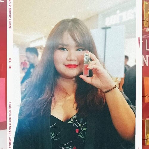 Me and my favorite lipstick 😍. Berhubung lagi 17 Agustus jadi mau pasang foto yang ada warna merahnya hahaha. Setahun lalu lagi sibuk event malem- malem. Sekarang lagi nesting dan membereskan sisa pekerjaan sambil menunggu kelahiran anak 🤣 i feel old already. Hidup bisa berubah banget ya dalam setahun aja 😆 #throwbackphoto #throwbackmonday #clozetteid