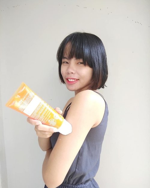 .
Clinelle Hot Body Cream ini ampuh buat mengencangkan lengan loh, udah cobain? kepoin dl yu reviewnya di www.kembanggularoom.com 😘