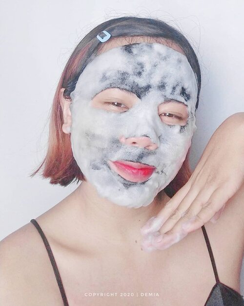 ..
Udah lumayab lama kepo sama sheet masknya @maskeraidebeauty inii, soalnya unik ada bubble bubblenya gitu beeeb, jadi chubby gini mukanya hahaha
..
Doi punya sheet warna item dengan kandungan Charcoal yang mampu mengangkat kotoran yang ada di kulit, dan ada kandungan Spirulinanya juga loh yang mengandung vitamin E dan bisa mencegah penuaan dini. Satu lagi nih beb, kandungan Tea Treenya juga bisa membersihkan pori dan membantu mengurangi sebum, lengkap kaaan?
..
Buat kamu yang kepo pengen cobain juga, bisa banget langsung meluncur ke Charis Shop aku yess
..
Bubble Bubble Pop SET
https://hicharis.net/deemiiaa/PA1
..
#BubbleBubblePopSET #maskeraide #CHARIS #hicharis @hicharis_official @charis_celeb
..
#BandungBeautyVlogger #bandungbeautyblogger #bloggerbandung #beautygoersid #ClozettedAmbassador #ClozetteID