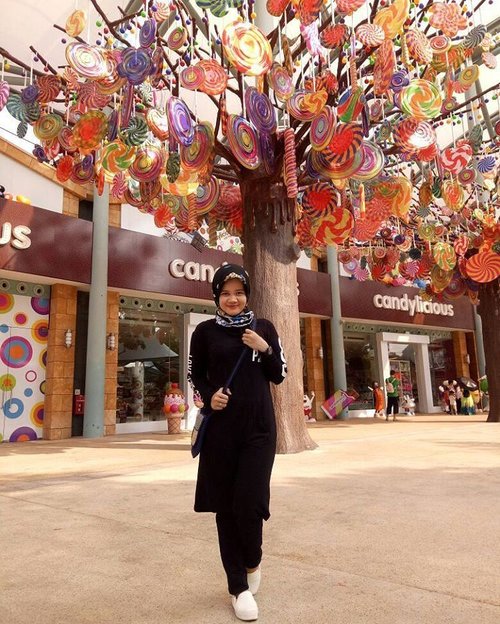 Candy tree 😘😍 sweet sweet sweet.📷 @denyined86......#latepost #candy #candytree #candylicious #seaaquarium #singapore #visitsingapore2016 #familytrips #logoshirt #nevadashoes #colourfull #clozetteid #likeforlike