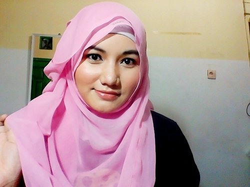One of easiest way to make your skin tone appears naturaly and looks more even, is by choosing the right color that matchs your skin the most, thats why I love pink, peach, pinkish orange and others as well #clozetteID #ColorfulHijab #simplemakeup #ootdshare #ootd #naturalmakeup