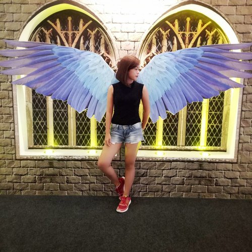 Take these broken wings and learn to Fly 💕
.
.
#wings #itsanatte #clozetteid #quotes #zara #levis #reebok #sephoraidnbeautyinfluencer #beautynesiamember