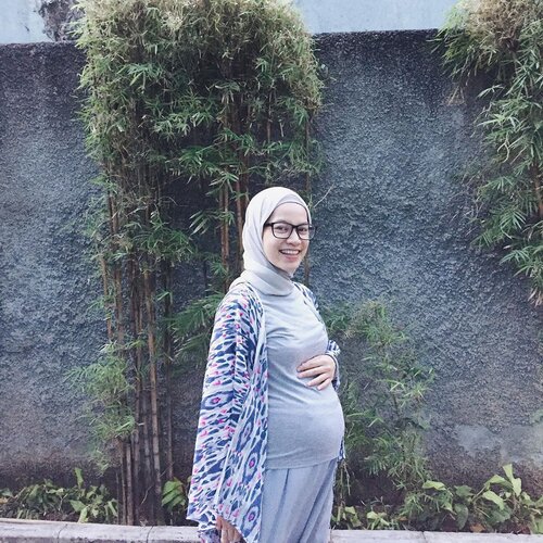 RAVABIA MARITSA (رَفَبِاَ مَرِتْثَ)Turn 3 months kronologi dan 1,5 months koreksiAlhamdulillah, masya allah tabarakallah 🤲🏻Setiap ibu punya perjuangan masing2, pun denganku.Melahirkan Bia lebih awal ketika kehamilan 34w dengan BB 1,9kg dalam keadaan asi belum keluar. Lalu, setelah 3 hari dibawa pulang ternyata bilirubinnya 24,2. Akhirnya nginep di rumah sakit untuk disinar 2 hari. Qadarullah Bia kuat berjuang disana, pulang dalam kondisi bilirubin 8,8 dan BB yang turun jadi 1780 gram :’)Syukur, di 3 bulan ini BB nya udah 4kg dengan kondisi asiku yang masih kembang kempis senen kemis. Nah lho 😂Pengen deh ceritain perjuangan naikin BB bia dari lahir sampe sekarang, tapi belum sempet nulis. Hehe, dan cerita lahir Bia, siapa tahu bisa jadi pelajaran dan pengalaman buat temen2 semua :)Semoga Bia sehat selalu dan sesuai arti dari namanya:Ravabia: cantik, kuatMaritsa: yang diharapkan mendapat rahmat dan karuniaAamiin 🤲🏻Thankful buat @wita__ udah jadi temen curhat selama Bia tumbuh sejauh ini 😘 Kisah kita kenapa bisa ketemu juga menarik, ternyata nama panggilan anak kita sama. Kebetulan yang direncanakan Allah 🤗.. #clozette #clozettedaily #clozetteid #clozetteambassador #clozetter #lifestyleblogger #bloggerperempuan #indonesianhijabblogger #hijabstyleindonesia #bloggerjakarta #halallifestyle #halalblogger #beautybloggerindonesia #temanbumil #ibumuda #modernmom #modernmomstrans7 #switzal #johnsonandjohnson #cussonbaby #mamypoko #bebelove1 #akuanaksgm #s26procalgold