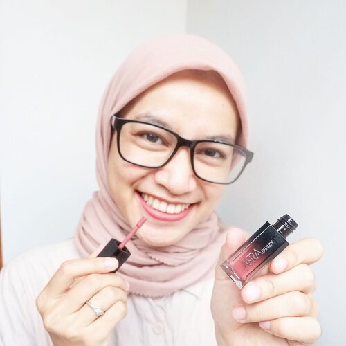 Rekomendasi Lipmatte Untuk Bibir Kering
Tidak hanya kulit wajah dan tubuh, kulit bibir juga harus dirawat. Apalagi umur kita semakin bertambah. Tadinya bibir gadis sekarang jadi bibir ibu-ibu. Mulai dari pake lipstick pada jamannya, sekarang ganti jadi lipmatte dengan berbagai macam warna dan formula.
.
Pernah ngga berfikir kalo kulit bibir kamu itu ikutan menua seiring dengan bertambahnya umur?
.
Sebagai wanita aktif, terbiasa dengan kegiatan luar rumah dan make up, rasanya agak susah kalo harus lepas minimal lipmatte sekarang ini, karena kondisi bibir menua dan kering. Terus, apa dong solusinya?
.
Syukurnya, clozette mengenalkan aku sama ARRA beauty. Brand make up ini punya lipmatte dan lipmoist yang punya kandungan anti-aging.
.
Aku udah coba lipmatte shade favorit aku, DUMAI. Aku pakai pagi sebelum berangkat kerja, tanpa ku touch up, pas pulang kerja lipmattenya masih keliatan dengan kondisi aku teratur makan dan minum bisa 2 jam sekali wkwkwk maap anaknya emang makan mulu.
.
Setelah aku pake lipmatte ini beberapa kali, aku ngerasa formulanya enteng karena bibir keringku berkurang.
.
Aku udah ulas lipmatte ini diblog. Capcus klik link di bio untuk tahu detail tentang lipmatte anti-aging ini.
.
Buibuuu~ menua itu pasti tapi gimana kalo kita undur kedatangannya? Hehehe
.
.
@arrabeauty @clozetteid #ClozetteID #arrabeauty #arrabeautyID #iamarra #clozetteidreview #lovelips #arrabeautyxclozetteidreview  #clozettedaily #clozetteambassador #clozetter #lifestyleblogger #bloggerperempuan #hijabblogger #indonesianhijabblogger #hijabstyleindonesia #hijabfashion #bloggerjakarta #hijabkeceh #halallifestyle #halalexpo #halalblogger #beautybloggerjakarta #beautybloggerindonesia