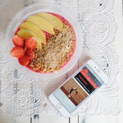 Morning .. healty food healty breakfast 🍇🍓New review for @unionyoga at my blog . #clozetteid #clozetteidxunionyogareview #yogalifestyle