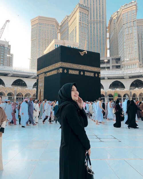 Kalau ditanya best moment apa di tahun 2019, buatku momen dimana pergi umrah bersama keluarga adalah best moment dan feeling greatful banget ! 2019 was such a roller coaster ride for me ! Banyak banget ups and down feelingnya, people come and go (baik pertemanan dan juga potential partner). Sedih? Tentu ! Tapi namanya juga hidup~ Momen ini juga tadinya kami berencana liburan ke eropa awalnya tapi akhirnya kita ubah destinasi untuk ibadah umrah! Bener deh Tuhan tuh selalu tau jalan dan waktu yang tepa untuk umatnya . Selama spiritual journey ini pun bener bener rasanya touching dan meaningful sekali ✨🥺 . Dear me, Terimakasih Ina telah tangguh dan menjalani satu tahun ini dengan sebaik dan semampunya. Terimakasih atas momen bahagia dan momen yang bisa dijadikan pelajaran. Semoga di 2020 bisa lebih baik dan lebih bahagia. Teruntuk kalian semoga kalian juga gak lupa berterimakasih ke diri kalian sendiri atas hal yang kalian lewati di 2019. Selamat menyambut tahun baru love 🥰❤️ #mecca #umrah2019 #newyear #clozetteid