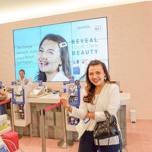 Super excited banget ngeliat muka sendiri terpampang nyata di @sociolla store dan juga di layar mall ibu kota hihihi. Beauty experience ini bertema REVEAL YOUR OWN BEAUTY by @mediheal_idn , nah kalian juga bisa rasain loh gengss, di Sociolla Store Lippo Mall Puri dan tentu nantinya akan di foto oleh @sweet.escape seperti aku. #realmerealskin #beauty #beautyjournal #sociolla #clozetteid