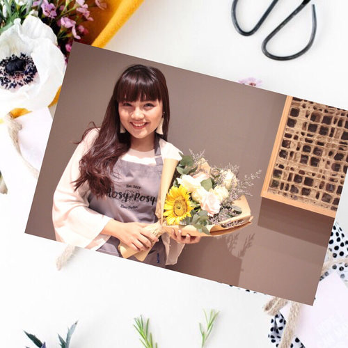 Behind every successful women is herself . Trying make a bouquet with @rosyposy.florist @kaycollection ...:.📷 : @esterchristy #clozetteid #bouquet #blogger